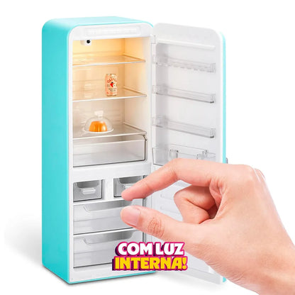 Geladeirinha Mini Brands Fill The Fridge com Luz Interna + Mini Itens Inclusos